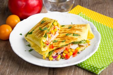 Meksika burrito tortilla, tavuk, Mısır, domates, soğan ile, 