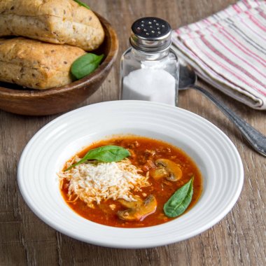 Domates, mantar, kıyılmış et, peynir, İtalyan çorbası Mey