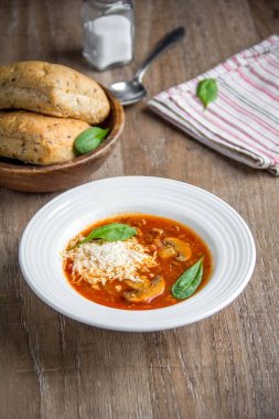 Domates, mantar, kıyılmış et, peynir, İtalyan çorbası Mey