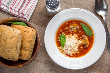 Domates, mantar, kıyılmış et, peynir, İtalyan çorbası Mey