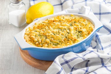 Gevrek kek, patates graten, pişmiş et tereyağı ile güveç 