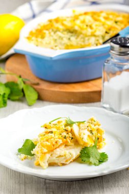 Gevrek kek, patates graten, pişmiş et tereyağı ile güveç 