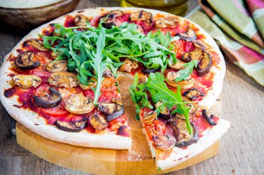 Roka, patlıcan, mantar, lezzetli yemek vejetaryen pizza, 