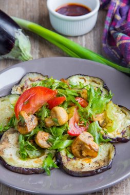 Patlıcan, mantar, domates, marul ve sos, lezzetli salata