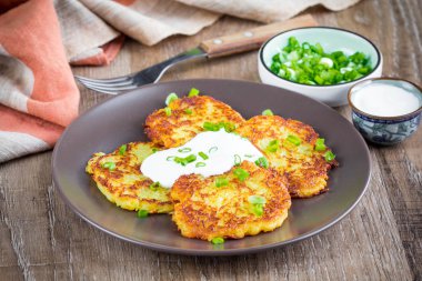 Ekşi krema, Ukraynalı Pelet, geleneksel ile patates pancakes