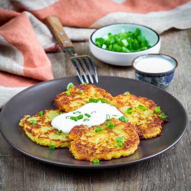 Ekşi krema, Ukraynalı Pelet, geleneksel ile patates pancakes