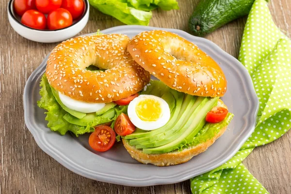 Bagel-Sandwich mit Avocado, gekochtem Ei, grünem Salat, — Stockfoto