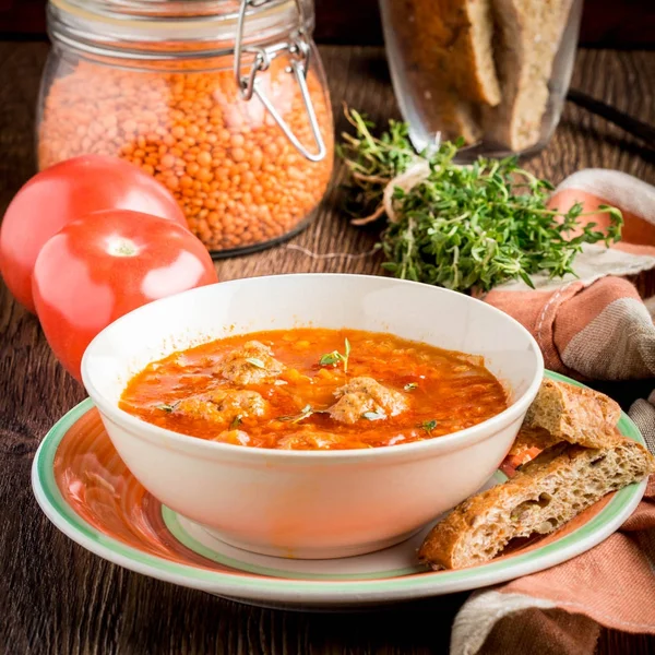 Warme aromatische rijke tomatensoep met gehaktballetjes, groenten, rode le — Stockfoto