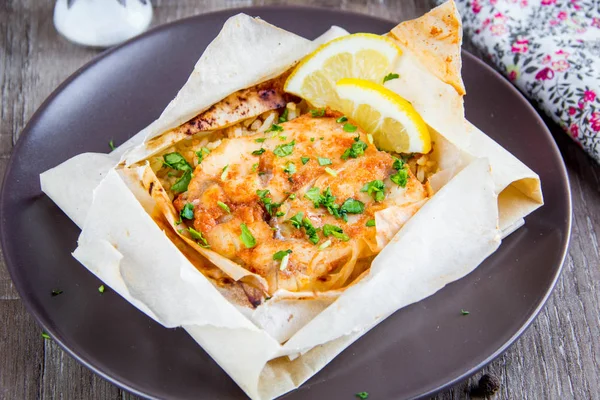 Filete de pescado blanco cocido en pergamino con arroz y verduras, t —  Fotos de Stock