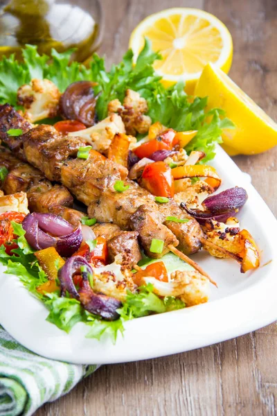 Vlees Kebab op spiesjes met geroosterde groenten, gegrilde vis, sp — Stockfoto