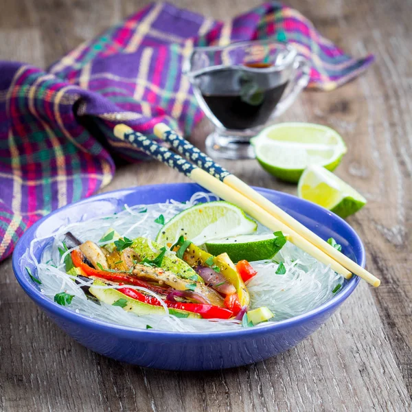 Tagliatelle di riso di cellophane con verdure, salsa di soia, brodo, una verdura — Foto Stock