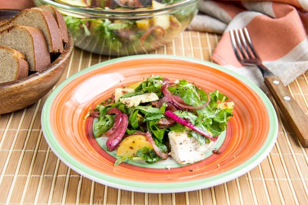 Rustic salad with chicken, lettuce, potatoes, marinated onion, h — Stock Photo, Image