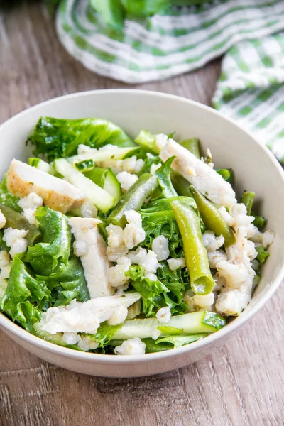 Green salad with chicken, pearl barley, fresh cucumber, French b — Stock Photo, Image