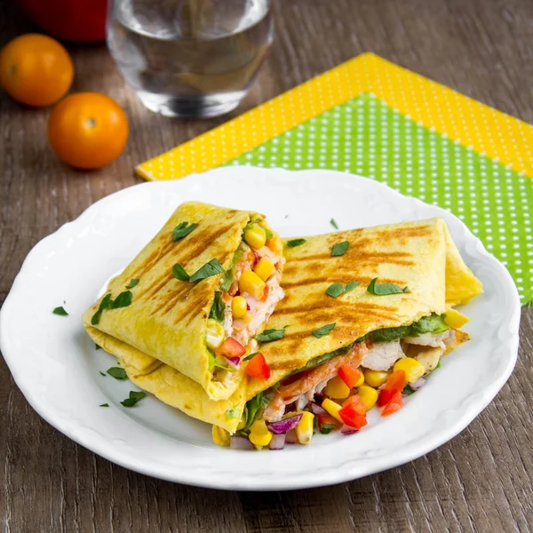 Mexican burritos with tortilla, chicken, corn, tomatoes, onion, — Stock Photo, Image