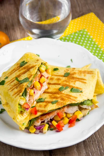 Meksykańskie burritos z tortilla, kurczak, kukurydza, pomidory, cebula, — Zdjęcie stockowe