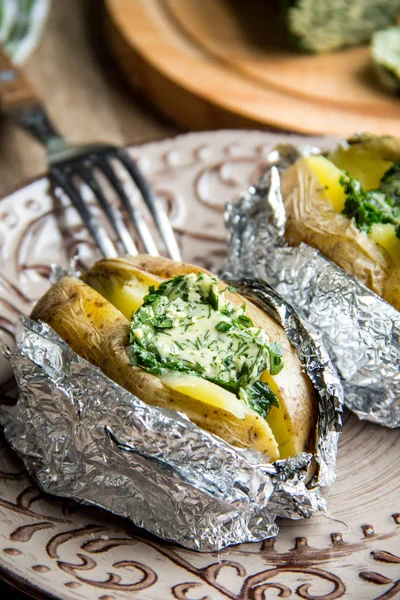 Patatas al horno con mantequilla de hierbas, con mantequilla casera verde, de — Foto de Stock