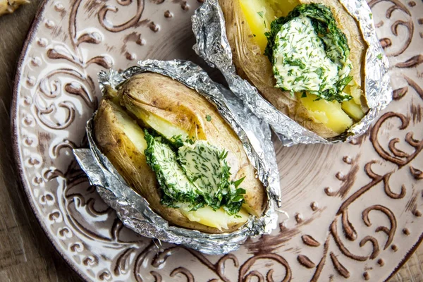 Patatas al horno con mantequilla de hierbas, con mantequilla casera verde, de — Foto de Stock