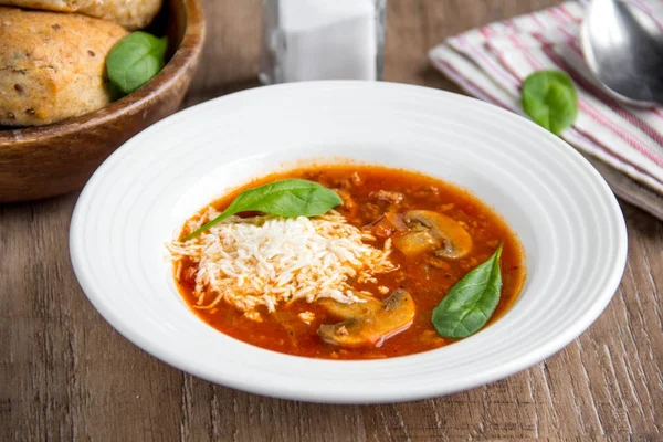 Итальянский суп с помидорами, грибами, мясом, сыром, овощами — стоковое фото
