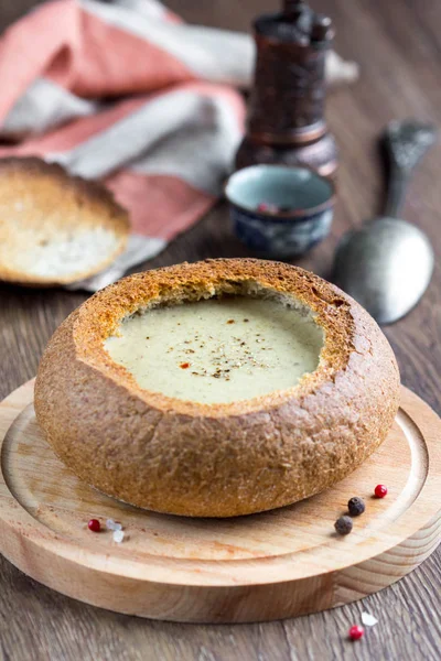 Sopa de creme de batatas, legumes, queijo, cogumelos, servir em — Fotografia de Stock