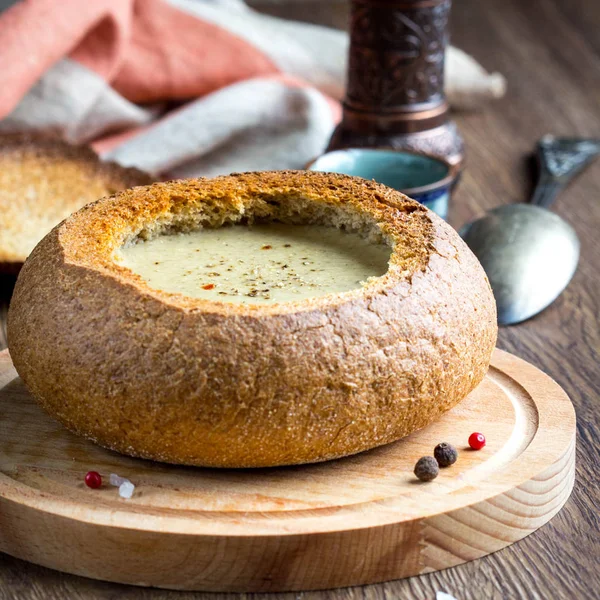 Sopa de creme de batatas, legumes, queijo, cogumelos, servir em — Fotografia de Stock