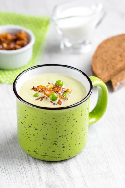 Sahnesuppe aus grünen Erbsen, Brokkoli, Spinat mit knusprigen Zwiebeln — Stockfoto