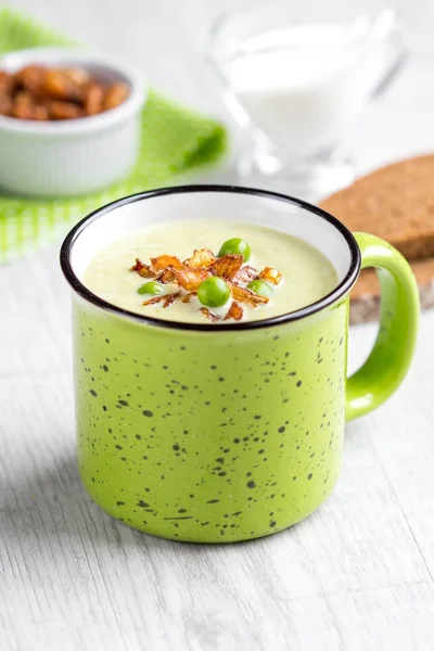 Sahnesuppe aus grünen Erbsen, Brokkoli, Spinat mit knusprigen Zwiebeln — Stockfoto