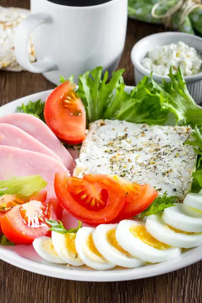 Diet breakfast, ham, tomatoes, boiled egg, crisp bread, soft che — Stock Photo, Image