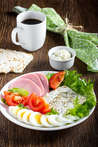 Diet frukost, skinka, tomater, kokt ägg, knäckebröd, mjukt che — Stockfoto