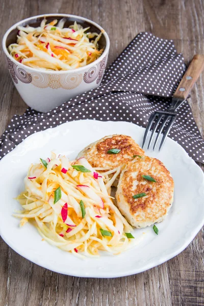 Chicken cutlets with cabbage salad coleslaw, tasty healthy lunch — Stock Photo, Image
