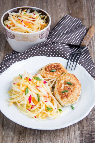 Costeletas de frango com salada de repolho salada de couve, almoço saudável saboroso — Fotografia de Stock