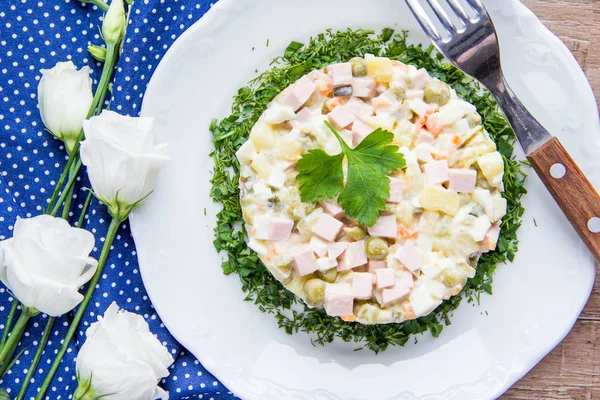 Klasik Rus salatası ile sosis, bezelye, patates, havuç ve — Stok fotoğraf