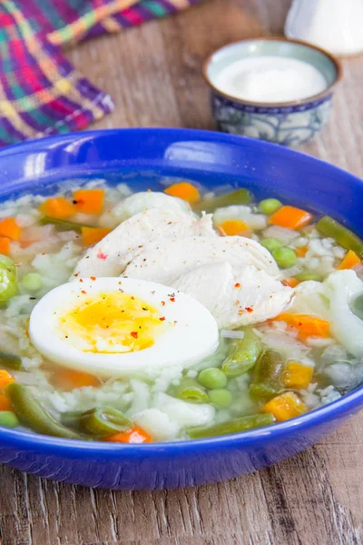 Summer vegetable soup with cabbage, beans, chicken, egg, tasty h — Stock Photo, Image