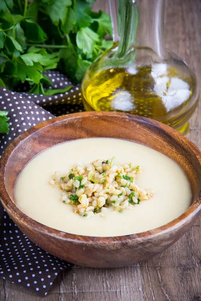 Minestra alla panna bianca con verdure, funghi, riso, bulgur, saporito — Foto Stock