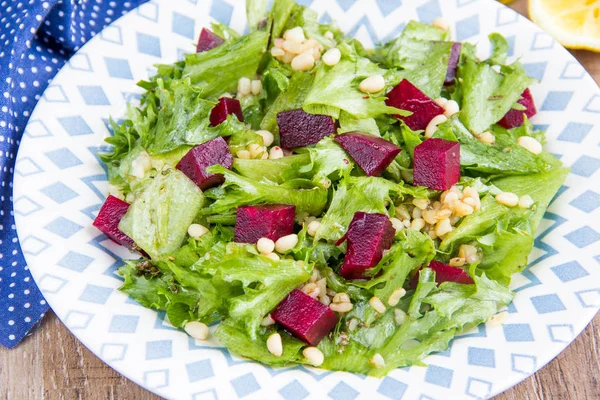 Fresh salad with beets, lettuce, pine nuts, bulgur, vegetarian s — Stock Photo, Image