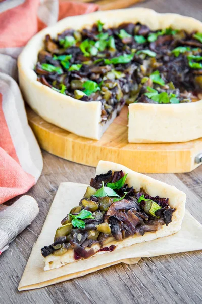 Torta de cogumelos, prato vegetariano, produtos de panificação saudáveis, almoço saboroso — Fotografia de Stock