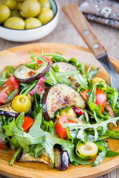 Теплый салат с баклажанами, рукколой, помидорами черри, оливками, вкусом — стоковое фото
