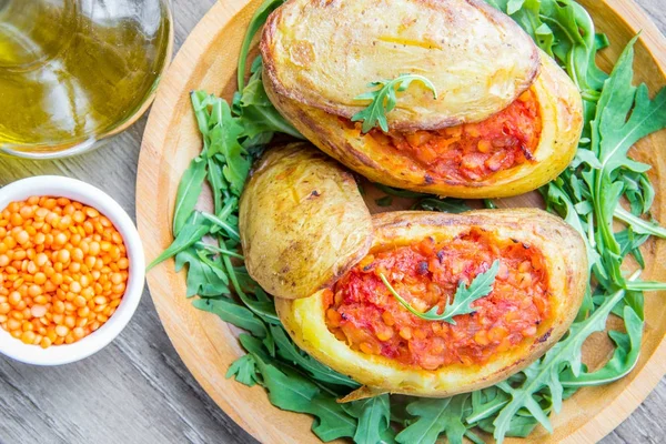 Patatas enteras con pieles rellenas con estofado de tomate vegetal — Foto de Stock