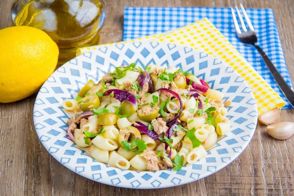 Nudeln mit Thunfisch, Oliven, Zitrone, Zwiebeln, schöne Präsentation — Stockfoto