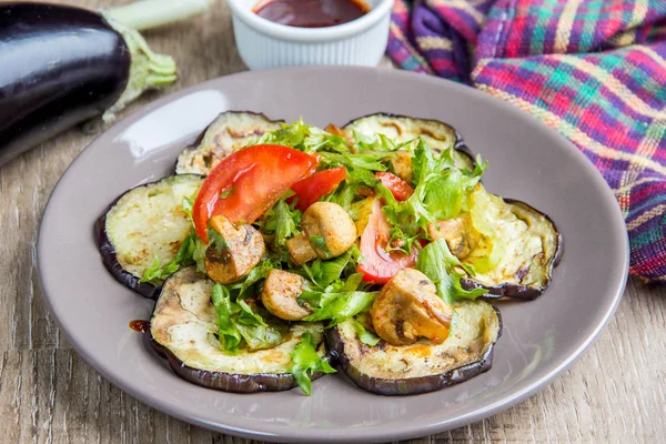 Салат с баклажанами, грибами, помидорами, салатом и соусом, вкусный — стоковое фото