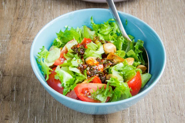 Fräsch frisk sallad med sallad, tomater, välsmakande sommar maträtt — Stockfoto