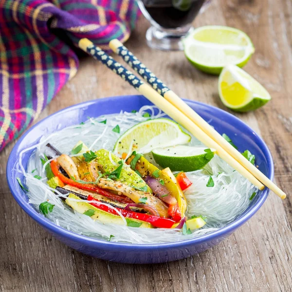 Fideos de arroz celofán con verduras, salsa de soja, caldo —  Fotos de Stock