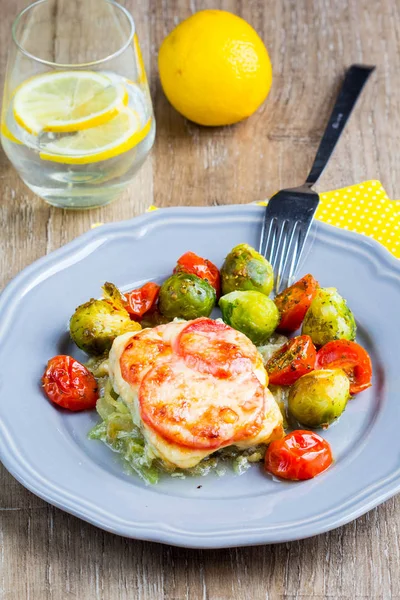 치즈와 토마토와 양배추와 토마토 맛있는 건강에 — 스톡 사진