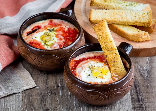 Egg baked in tomato sauce with bread croutons, toast, tasty — Stock Photo, Image