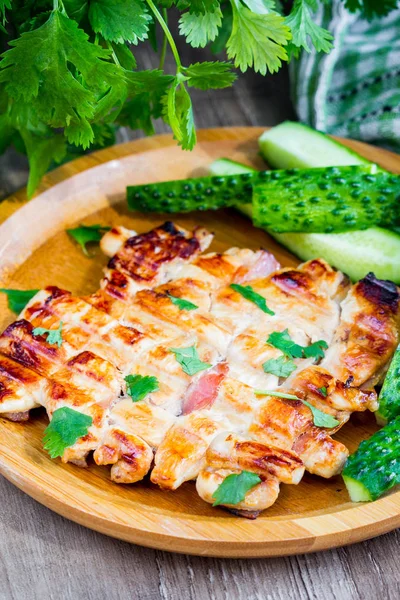 Grilled chicken fillet with bacon, golden brown, tasty dish — Stock Photo, Image