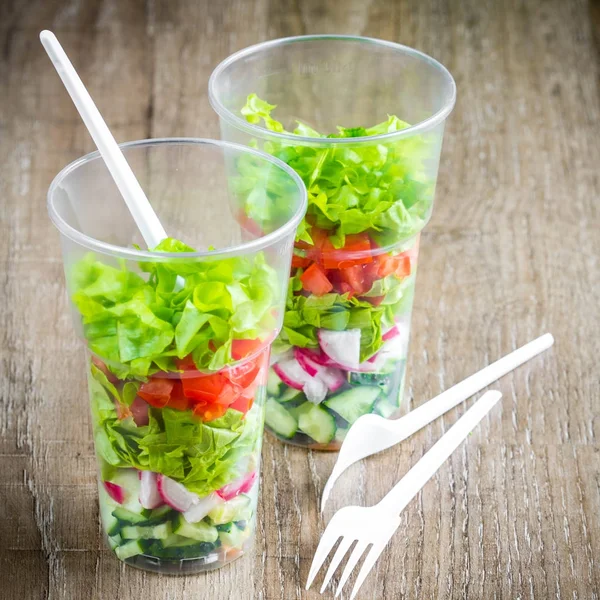 Ensalada de verduras frescas en vidrio desechable de plástico para picnic —  Fotos de Stock