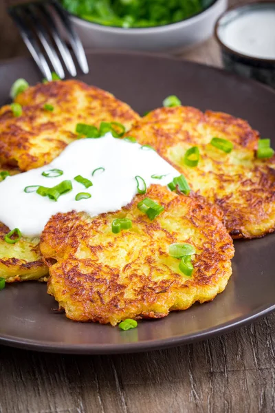 Panqueques de patata con crema agria, pellet ucraniano, un tradicional —  Fotos de Stock