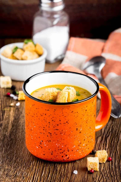 Orangencremesuppe in Tasse mit Croutons, Karotten, Kürbis — Stockfoto