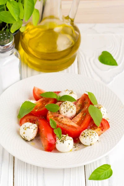 Итальянский салат из свежих помидоров Капрезе, моцарелла и базилик — стоковое фото