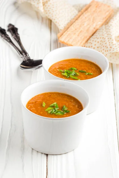 Sopa de crema vegetal, tomate, zanahoria, delicioso almuerzo —  Fotos de Stock