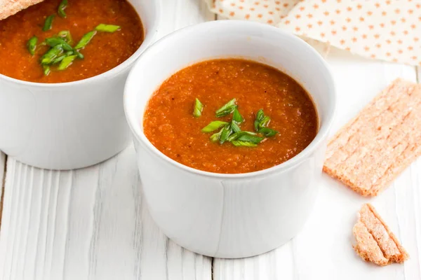 Kremalı sebze çorbası, domates, havuç, lezzetli yemek — Stok fotoğraf